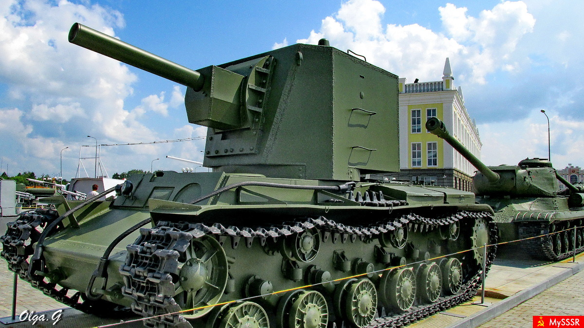 ТАНКИ В ГОРОДЕ