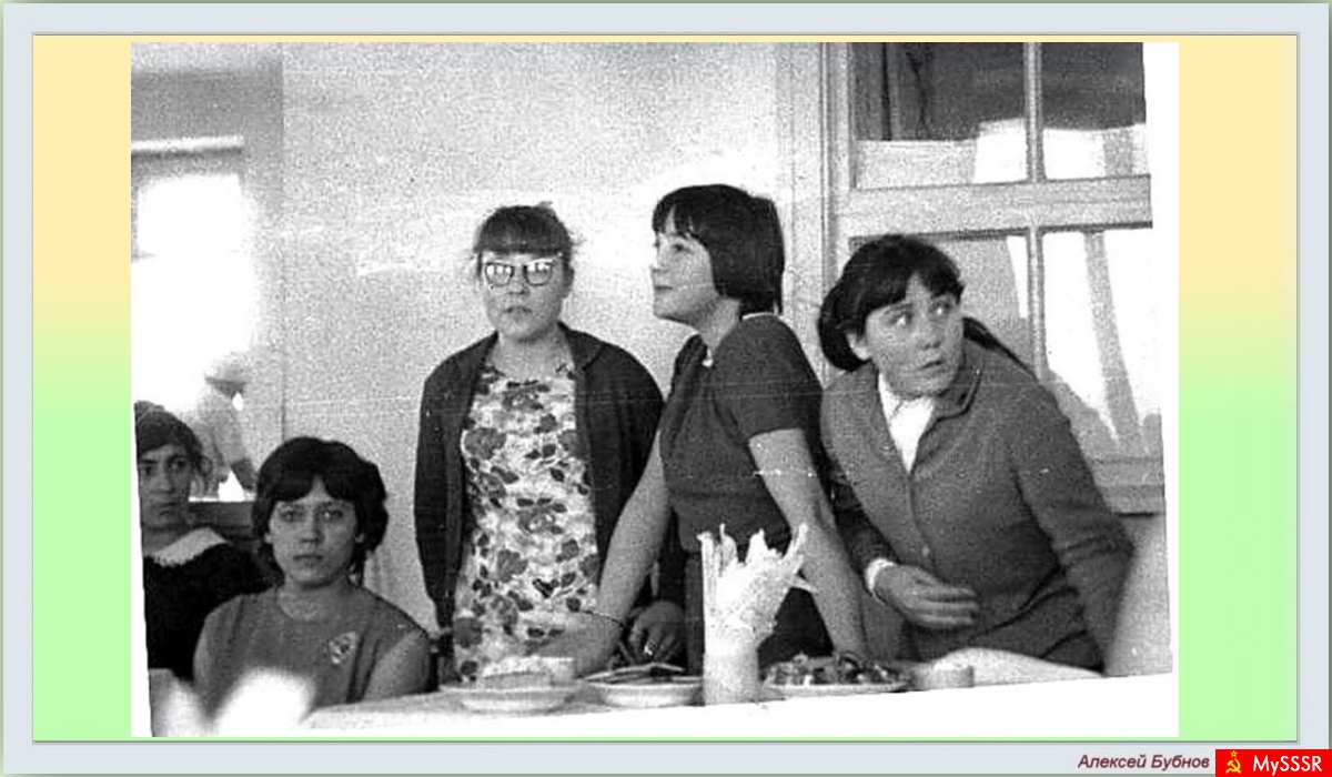 Наши девчонки в столовой. 1969г.