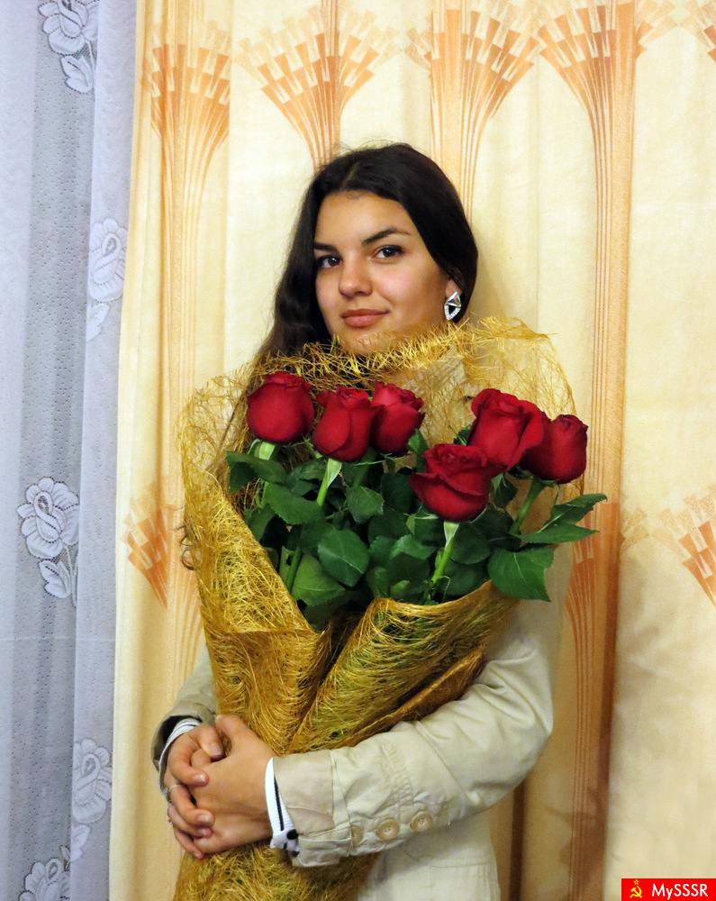 Девушка с розами
