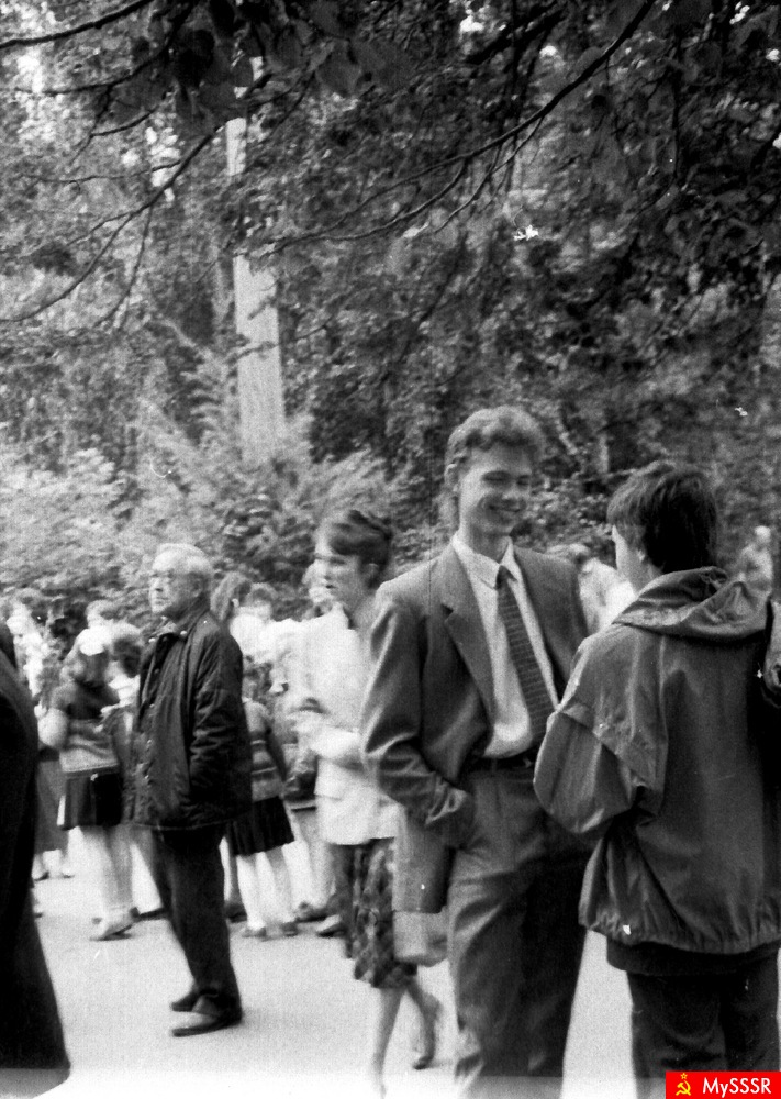 Сые на выпускном вечере, 1989 году