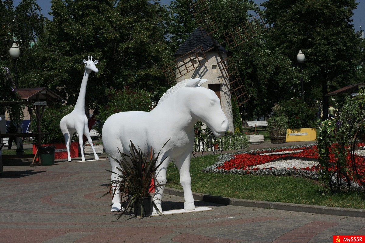 Белая лошадь