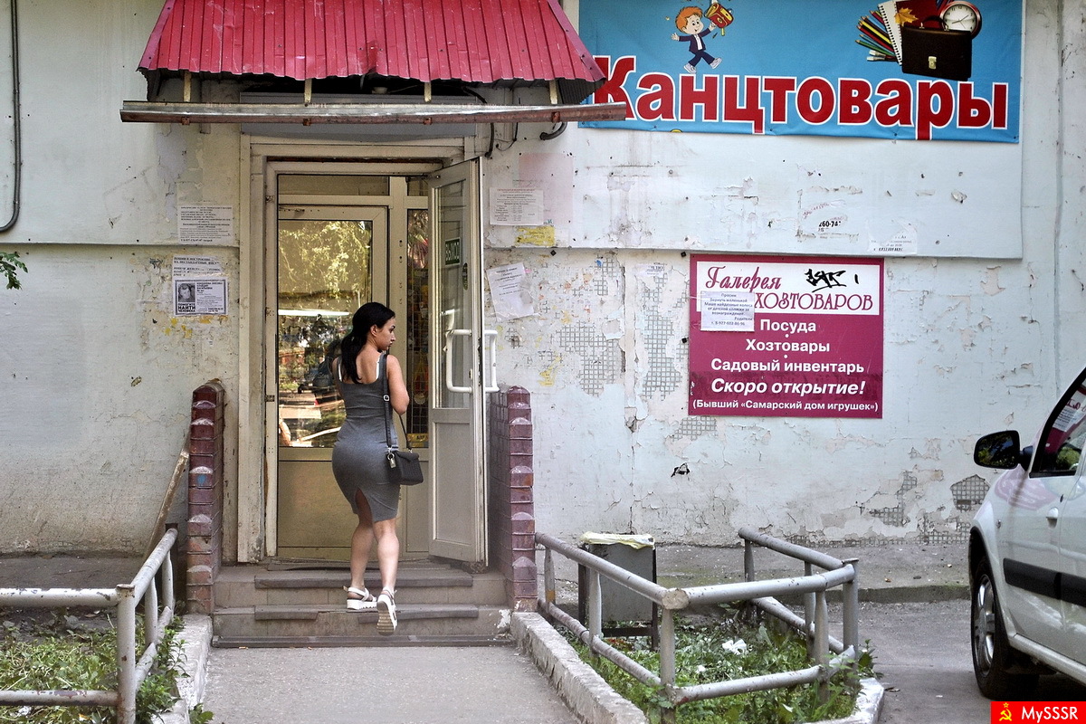 Куда-уж, въехать на коляске, когда при входе ноги в пляске!