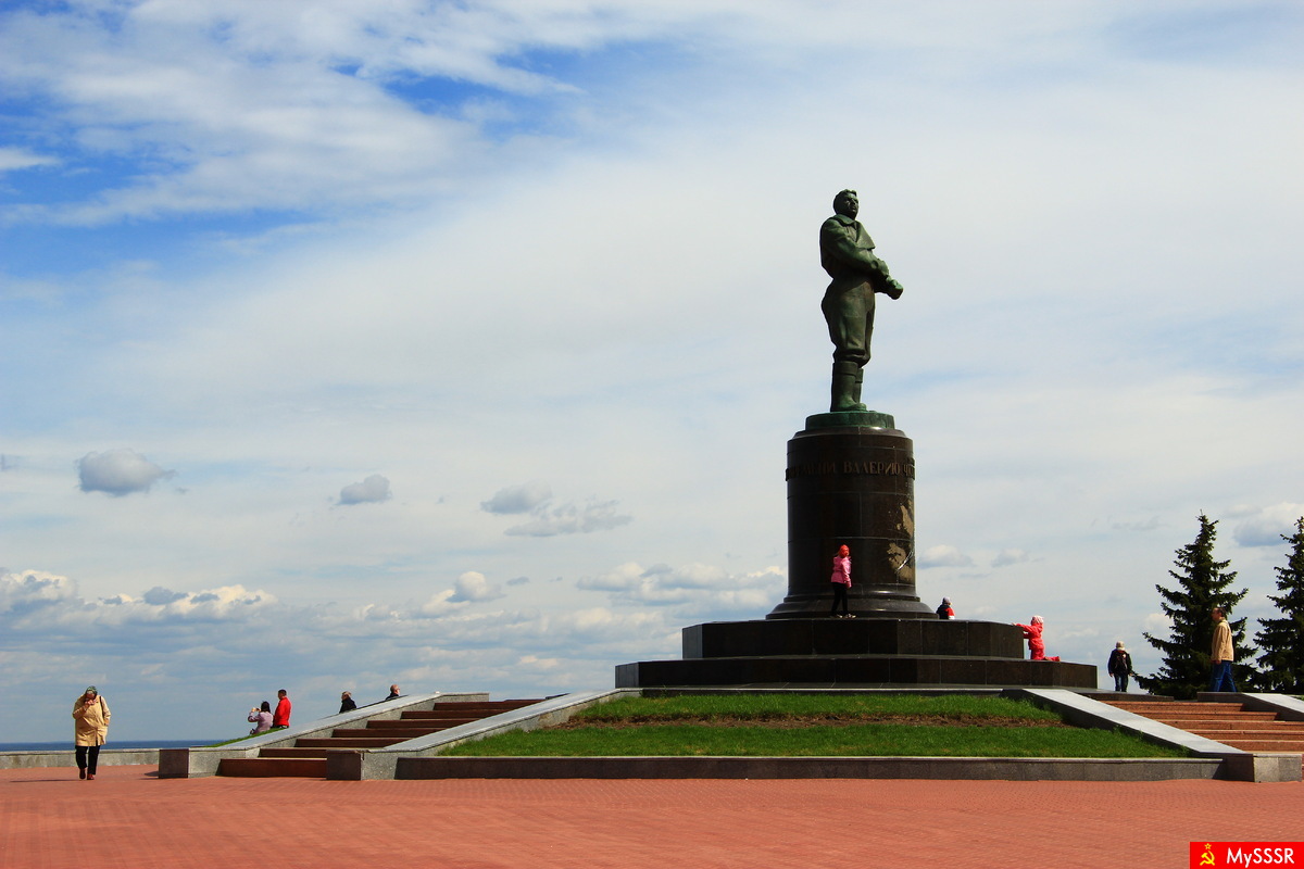 Памятник Валерию Чкалову