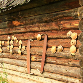 Коллекция на стене бани