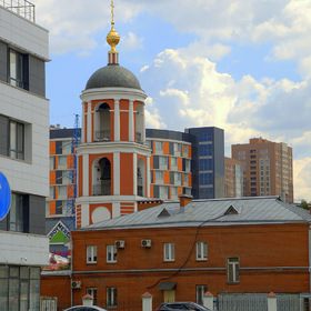 Храм Троицы в Карачарово перекрасили
