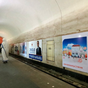 В метро
