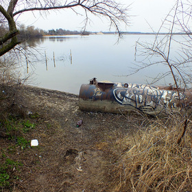 У озера