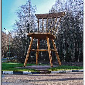 Памятник стулу