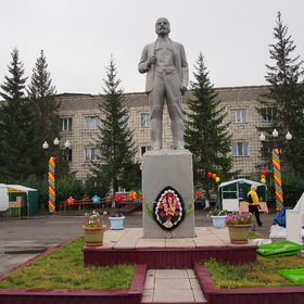 памятник В Ленину в Довольном !!!!