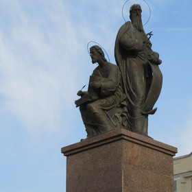 Скульптура апостолов "Иоанн и Лука" возле Собора Покрова Пресвятой Богородицы.
