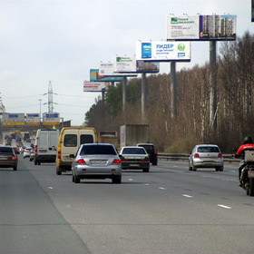 И реклама вдоль трассы