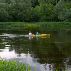 По реке