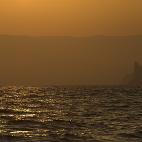 Закатное небо и море