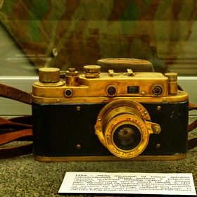 Leica  --  .