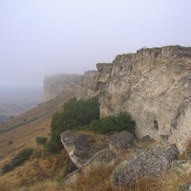 Белая скала в облаках